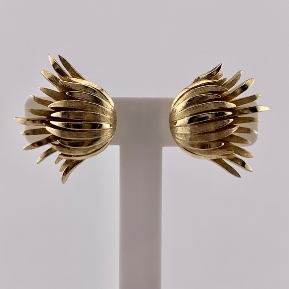Vintage MCM Signed Trifari Gold Tone Flower Sea Urchin Clip On Earrings 1.25" - Picture 1 of 4